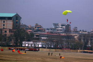 टुँडिखेलमा प्यारासुटबाट खस्दा एक सैनिक घाइते